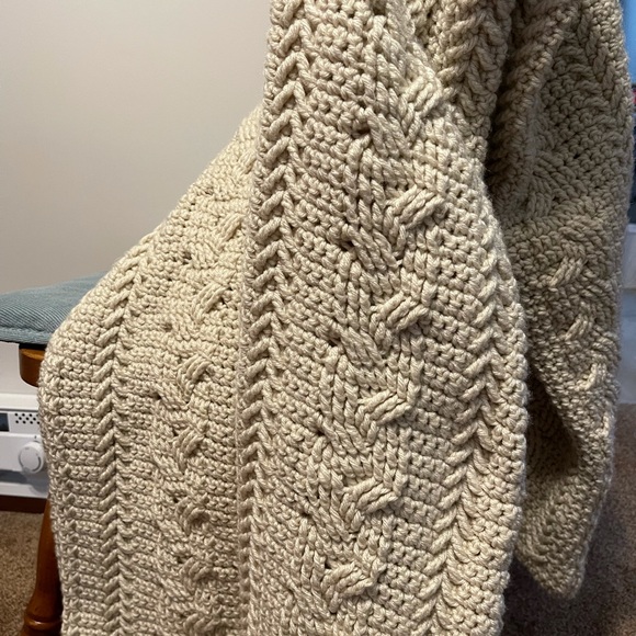 Crochet throw blanket - Picture 3 of 7